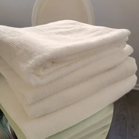 Set of Four (4), Plush, Cotton Bath Towels by Tahari - Picture 1 of 3